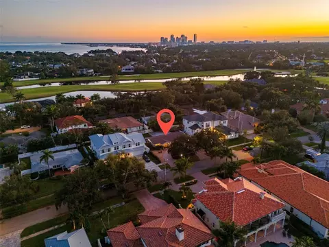 300 Bayview Dr NE, Saint Petersburg, FL 33704