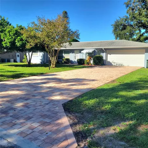 11596 Oval Dr E, Largo, FL 33774