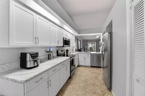 Kitchen - 11005 Kenbrook Dr, Riverview, FL 33578 photo 4 of 6