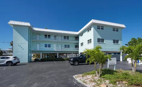 8200 Bayshore Dr #9, Treasure Island, FL 33706