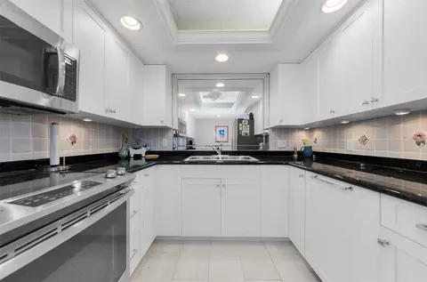 Kitchen - 220 Belleview Blvd #305, Belleair, FL 33756 photo 1 of 5