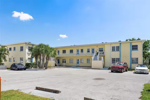 9895 1st St E #9, Treasure Island, FL 33706
