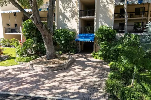 305 Tarpon Pt, Tarpon Springs, FL 34689