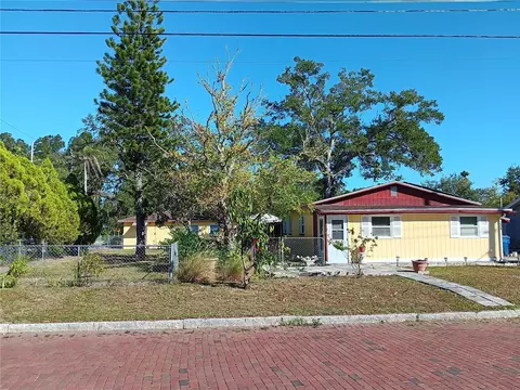 374 3rd St NW, Largo, FL 33770