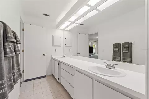 Bath - 640 E Hartford St, Hernando, FL 34442 photo 3 of 5