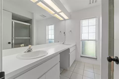 Bath - 640 E Hartford St, Hernando, FL 34442 photo 4 of 5