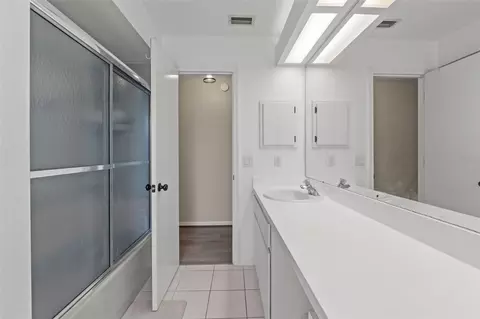 Bath - 640 E Hartford St, Hernando, FL 34442 photo 5 of 5