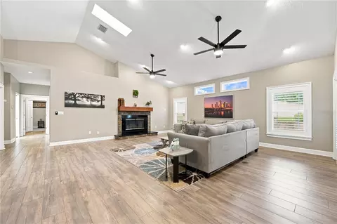 Living - 504 Covington Park St, Seffner, FL 33584 photo 2 of 3