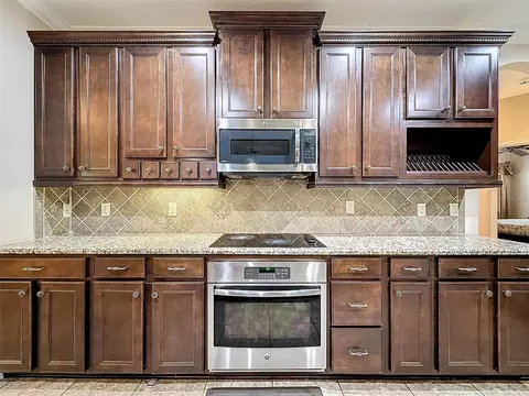 Kitchen - 335 Cockle Shell Loop, Apollo Beach, FL 33572 photo 4 of 8