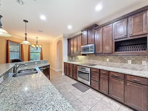 Kitchen - 335 Cockle Shell Loop, Apollo Beach, FL 33572 photo 5 of 8