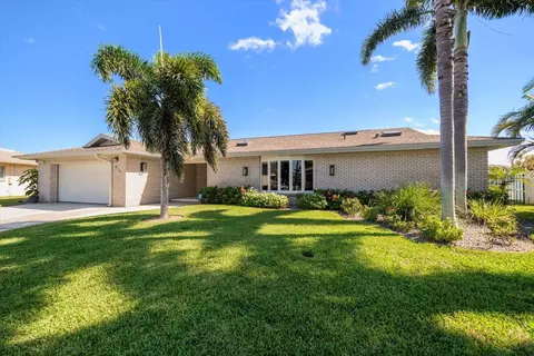 615 Harbor Is, Clearwater Beach, FL 33767