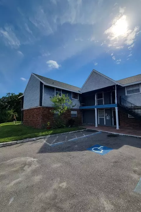 200 Country Club Dr #1302, Largo, FL 33771