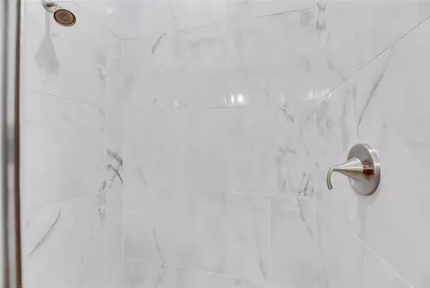 Bath - 923 Signet Dr, Apollo Beach, FL 33572 photo 9 of 10
