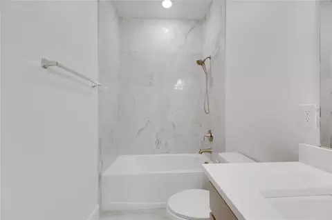 Bath - 923 Signet Dr, Apollo Beach, FL 33572 photo 6 of 10