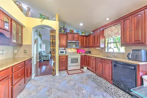 Kitchen - 13326 Evening Sunset Ln, Riverview, FL 33579 photo 2 of 3