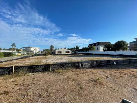 17010 2nd St E, North Redington Beach, FL 33708