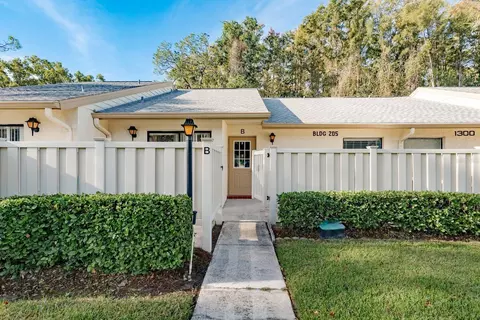 1300 Shady Pine Way #B, Tarpon Springs, FL 34688