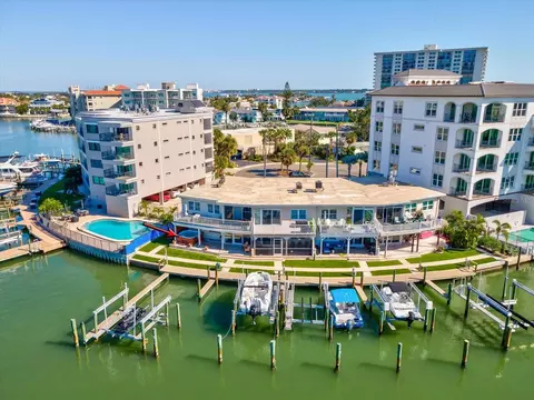 205 Dolphin Pt #4, Clearwater Beach, FL 33767