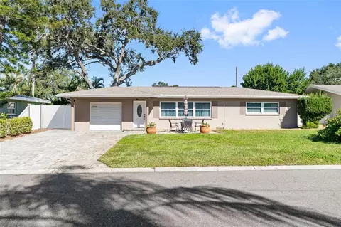 13725 Bermuda Dr, Seminole, FL 33776