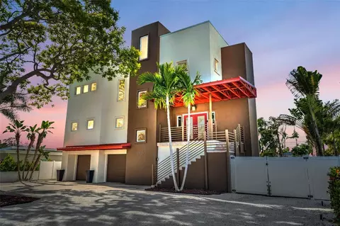 10206 4th St E, Treasure Island, FL 33706