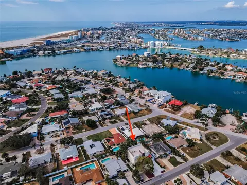 10206 4th St E, Treasure Island, FL 33706
