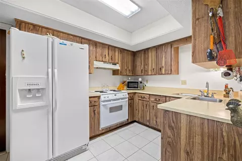 Kitchen - 623 Racoon Ln, Lorida, FL 33857 photo 3 of 4