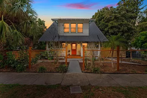 1038 Crescent Lake Dr N, Saint Petersburg, FL 33701