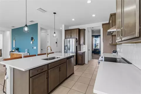 Kitchen - 11124 Moonsail Dr, Parrish, FL 34219 photo 5 of 6