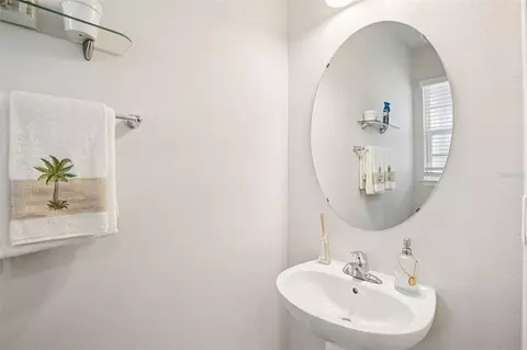 Bath - 12326 Blue Pacific Dr, Riverview, FL 33579 photo 1 of 4