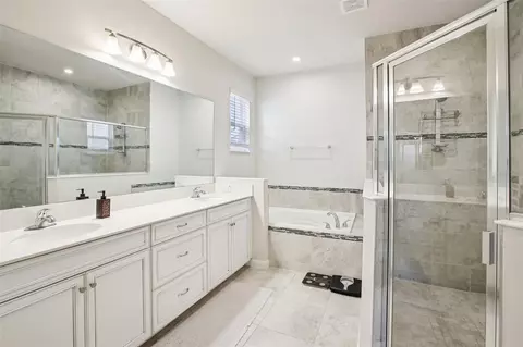 Bath - 12326 Blue Pacific Dr, Riverview, FL 33579 photo 2 of 4