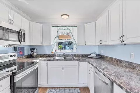 Kitchen - 2745 Arrowhead Rd, Venice, FL 34293 photo 2 of 3