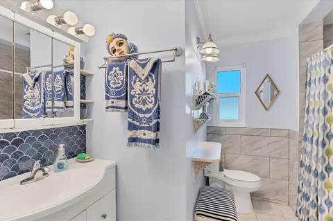 Bath - 2745 Arrowhead Rd, Venice, FL 34293 photo 2 of 2