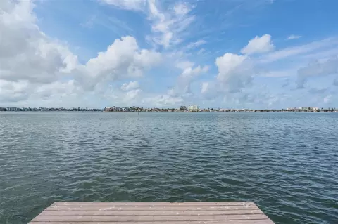 7092 S Shore Dr, Saint Petersburg, FL 33707