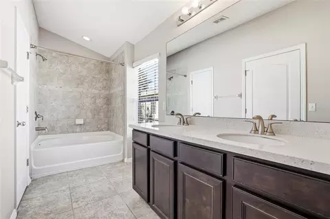 Bath - 5723 Kingletsound Pl, Lithia, FL 33547 photo 1 of 3