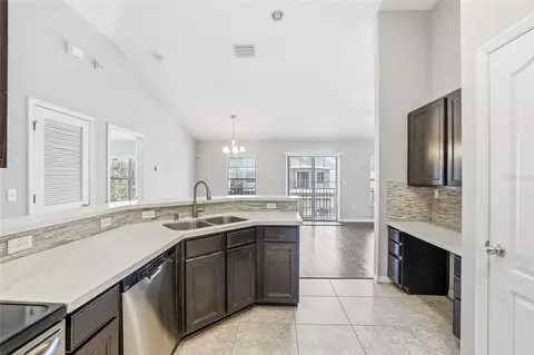 Kitchen - 5723 Kingletsound Pl, Lithia, FL 33547 photo 5 of 8