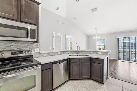 Kitchen - 5723 Kingletsound Pl, Lithia, FL 33547 photo 4 of 8