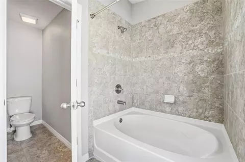 Bath - 5723 Kingletsound Pl, Lithia, FL 33547 photo 2 of 3