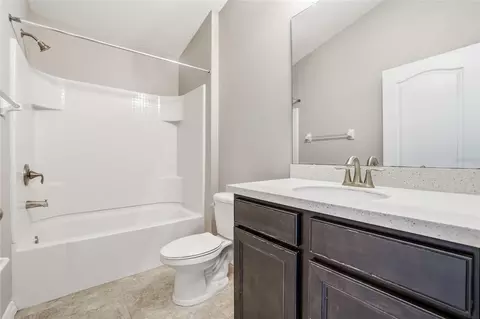 Bath - 5723 Kingletsound Pl, Lithia, FL 33547 photo 3 of 3