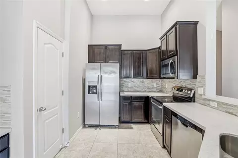 Kitchen - 5723 Kingletsound Pl, Lithia, FL 33547 photo 6 of 8