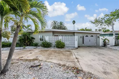 16304 3rd St E, Redington Beach, FL 33708
