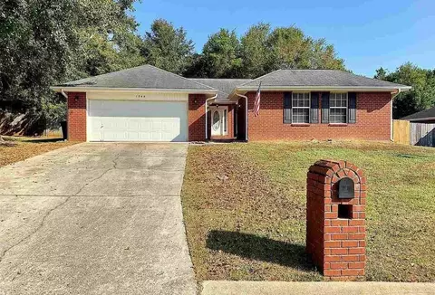 1548 Pelican Point Dr, Cantonment, FL 32533