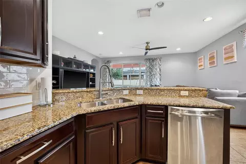 Kitchen - 11403 Camden Yard Ln, Lithia, FL 33547 photo 5 of 8