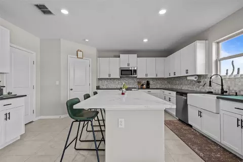 Kitchen - 13549 Willow Bluestar Loop, Riverview, FL 33579 photo 3 of 4