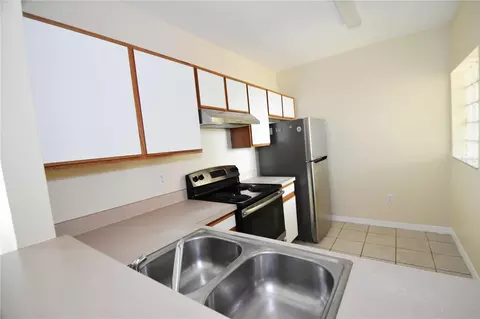 Kitchen - 9612 Seadale Ct #201, Riverview, FL 33578 photo 6 of 8
