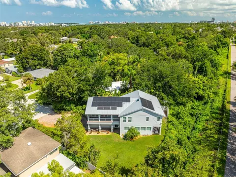 321 Barbara Cir, Belleair, FL 33756