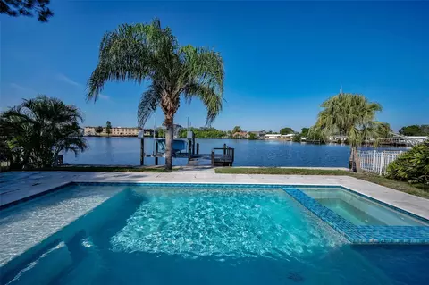 8744 Sunlit Cove Dr NE, Saint Petersburg, FL 33702