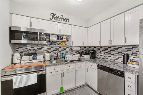 Kitchen - 45 Queens Ct, Frostproof, FL 33843 photo 3 of 3