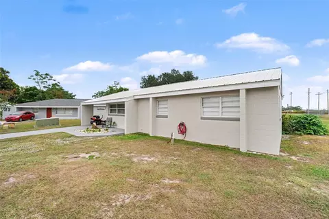 Exterior - 45 Queens Ct, Frostproof, FL 33843 photo 2 of 7