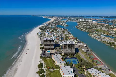 7600 Bayshore Dr #204, Treasure Island, FL 33706