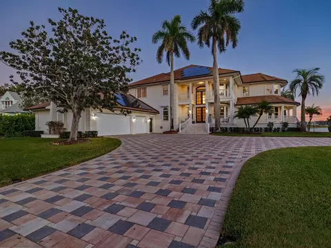 429 St Andrews Dr, Belleair, FL 33756
